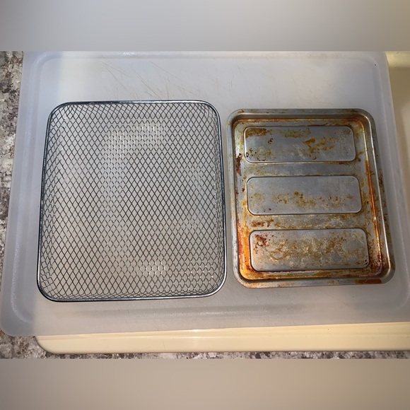 BLACK+DECKER 3 in 1 Toaster Oven & Random Kitchen Utensils - Picture 4 of 14